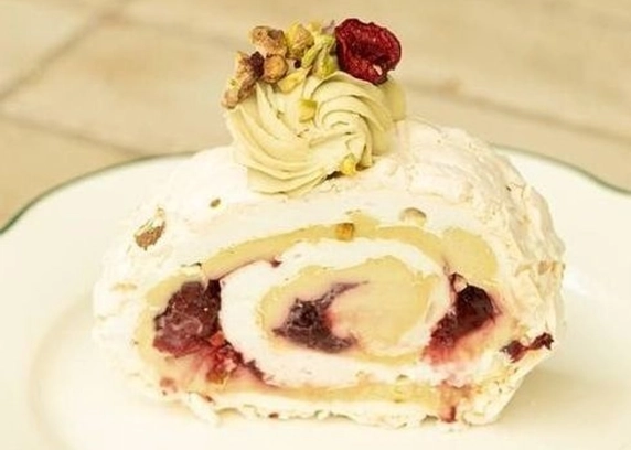 Фісташковий меренговий рулет порц. від DIM Bakery 