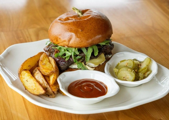 Бургер з яловичини та слайсами Рібаю від Na Nebi 