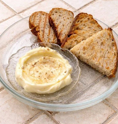 Збите масло з хлібом від DIM Bakery 