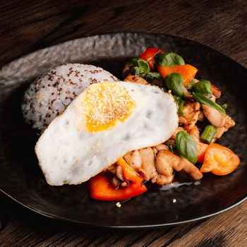 Тайська курка з базиліком