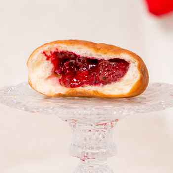 Коробка пампушок з вишнею 6 шт