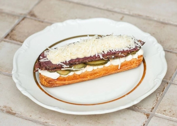 Еклер з пастрамі від DIM Bakery 