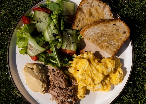 Скрембл із тунцем, місо маслом та овочами від Cafe Mone 