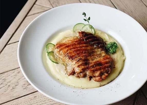 Ніжна курка з картопляним пюре та грибним соусом від Club FM 