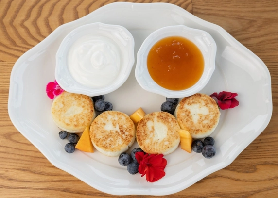 Сирники зі сметаною та абрикосовим джемом від Na Nebi 