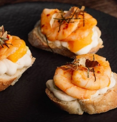 Брускети з креветкою  від Young 