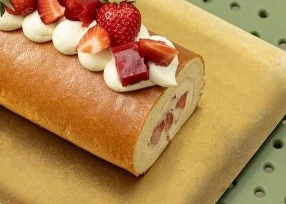 РУЛЕТ бавовняний полуничний половина 450 г від DIM Bakery 