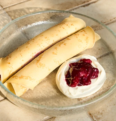 Млинці з вишнею та сметанковим кремом від DIM Bakery 