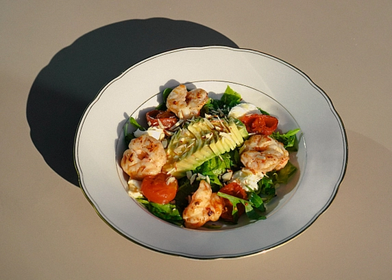 Салат з креветкою та авокадо - ANTICA Eatery 