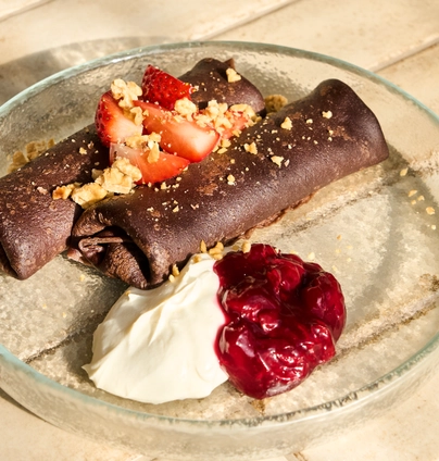 Шоколадні млинці з вишнею та маком від DIM Bakery 