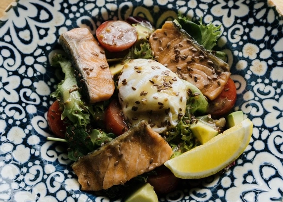 Салат з грильованим лососем та авокадо від Na Nebi 