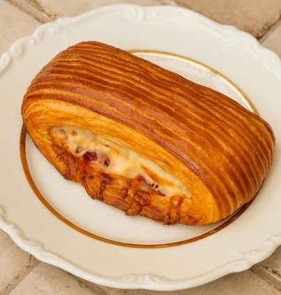 Пліє з салямі від DIM Bakery 