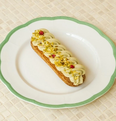 Еклер фісташка малина від DIM Bakery 