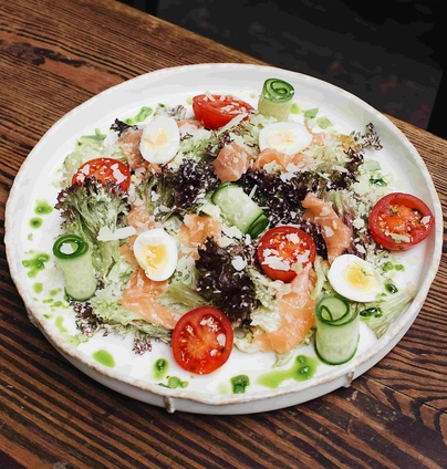 Салат з слабосоленим лососем від Файне Місто 