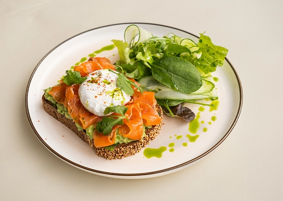 Авокадо тост з лососем на нутовому тості від Cafe Mone 