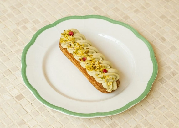 Еклер фісташка малина від DIM Bakery 
