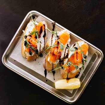 Брускетта з лососем