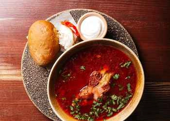 Борщ з копченем свинним реберцем, салом та цибульковим хлібцем від Na Nebi 