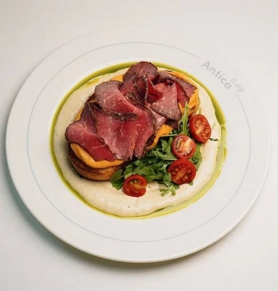 Тост з ростбіфом та соусом тонато - ANTICA Eatery 