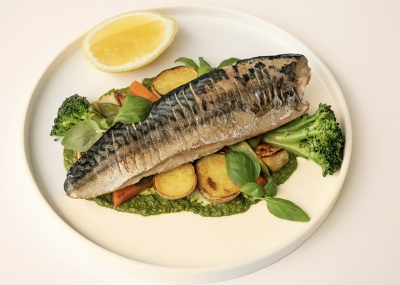Запечена макрель із соусом песто та овочами від Cafe Mone 