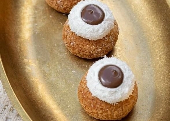 Шу кокос  - DIM Bakery  asdsdsadssdsadasdasddd