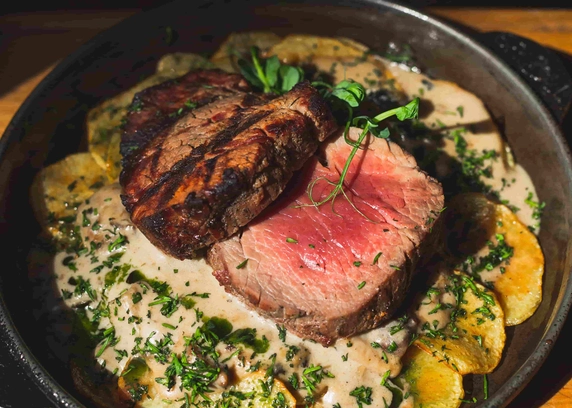 Філе міньйон на картопляному гратені з соусом з білих грибів від Файне Місто 