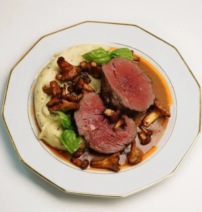 Яловичі медальйони з лисичками - ANTICA Eatery 