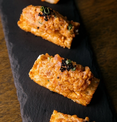 Тартар з тунця на смаженому рисі від Young 