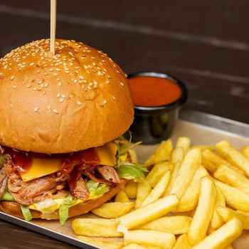 Бургер "Pulled Pork" з рваною свининою