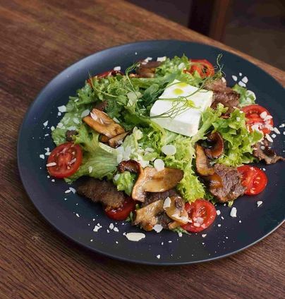 Теплий салат з телятиною від Файне Місто 