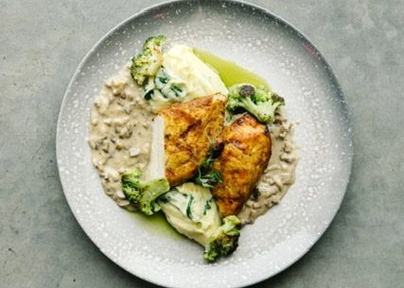 Філе курки з картопляно-шпинатним пюре та грибним соусом від ROAD (роад, роуд) 