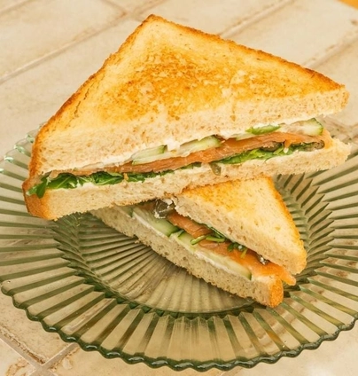 Сандвіч з лососем від DIM Bakery 