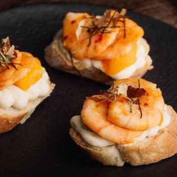 Брускети з креветкою 