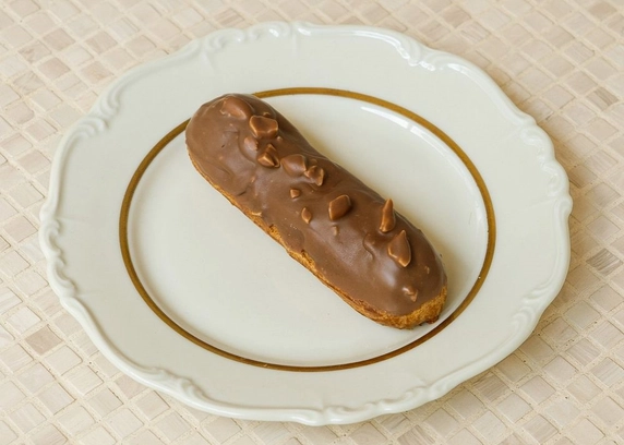 Еклер снікерс від DIM Bakery 