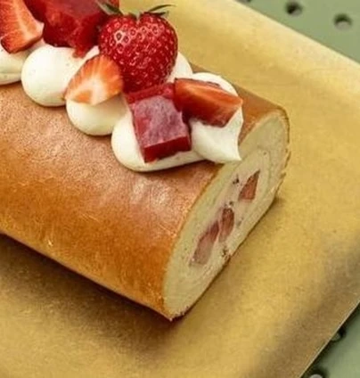 РУЛЕТ бавовняний полуничний половина 450 г від DIM Bakery 