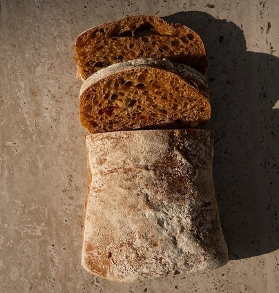 Чіабата житня з томатами та оливками 1 шт від DIM Bakery 