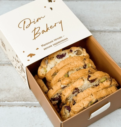 Коробочка печива з фісташкою від DIM Bakery 