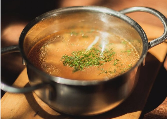 Домашній курячий бульйон з локшиною від Файне Місто 