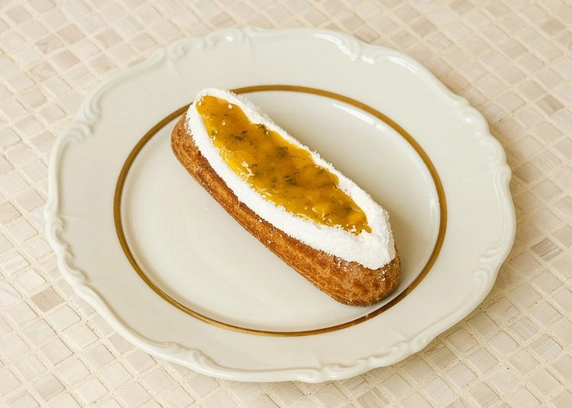 Еклер манго маракуйя від DIM Bakery 