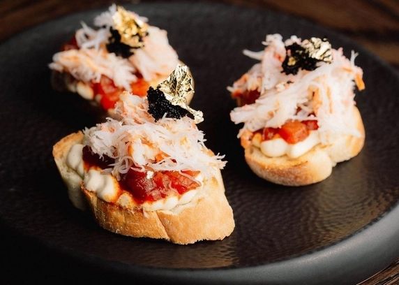 Брускети з крабом  та томатним конфітюром - Young 