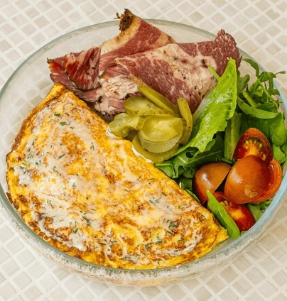 Омлет з пастрамі від DIM Bakery 