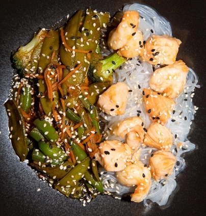 Фунчоза з лососем та креветками від Young 