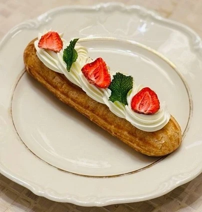 Еклер полуничний від DIM Bakery 