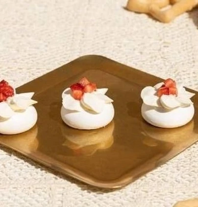 Павлова полуничний  - DIM Bakery 