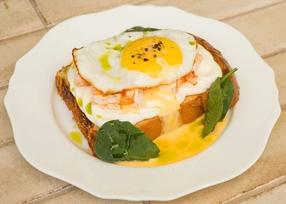 Тост з креветками та крем фетою від DIM Bakery 