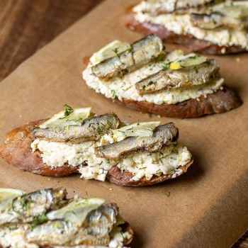 Брускета зі шпротом