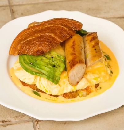 Круасан з сосискою від DIM Bakery 