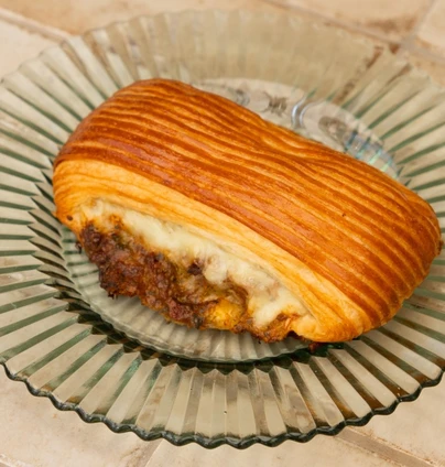 Пліє з рваною телятиною від DIM Bakery 