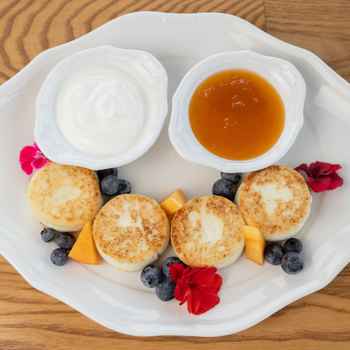 Сирники зі сметаною та абрикосовим джемом