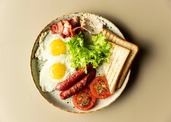 Сніданок з яєшнею та мисливськими ковбасками від ROAD (роад, роуд) 